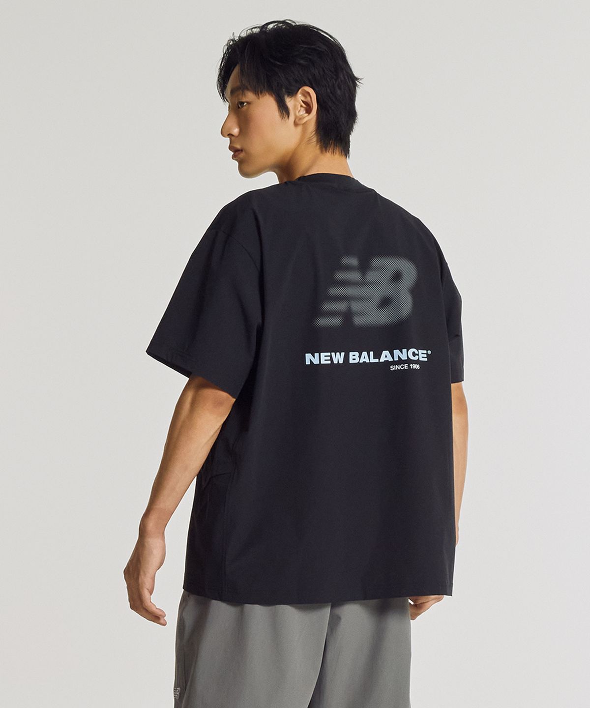 뉴발란스(NEW BALANCE) NBNEG31623 / UNI FROZEN ESSENTIAL 우븐 반팔티 (BLACK)