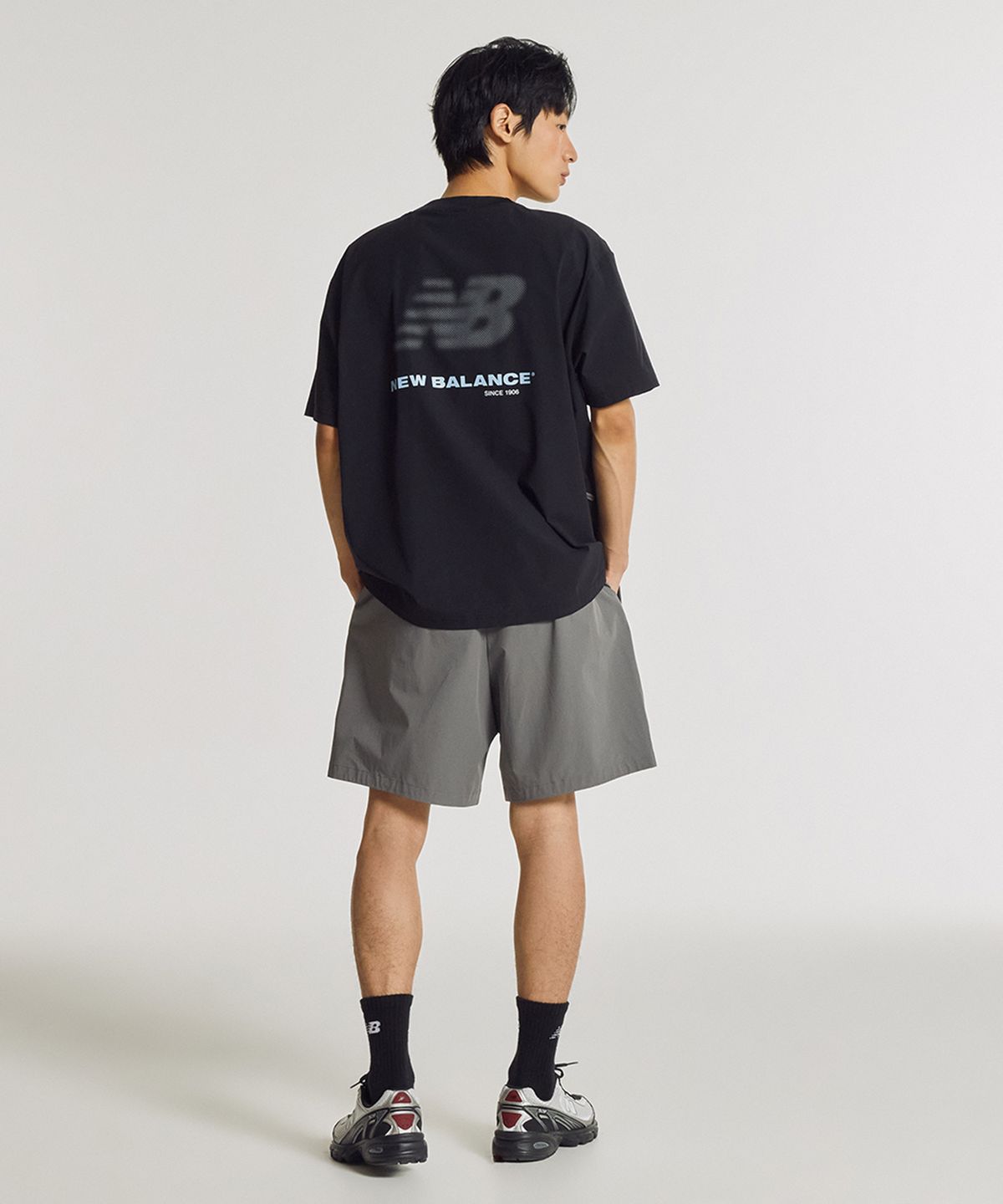 뉴발란스(NEW BALANCE) NBNEG31623 / UNI FROZEN ESSENTIAL 우븐 반팔티 (BLACK)