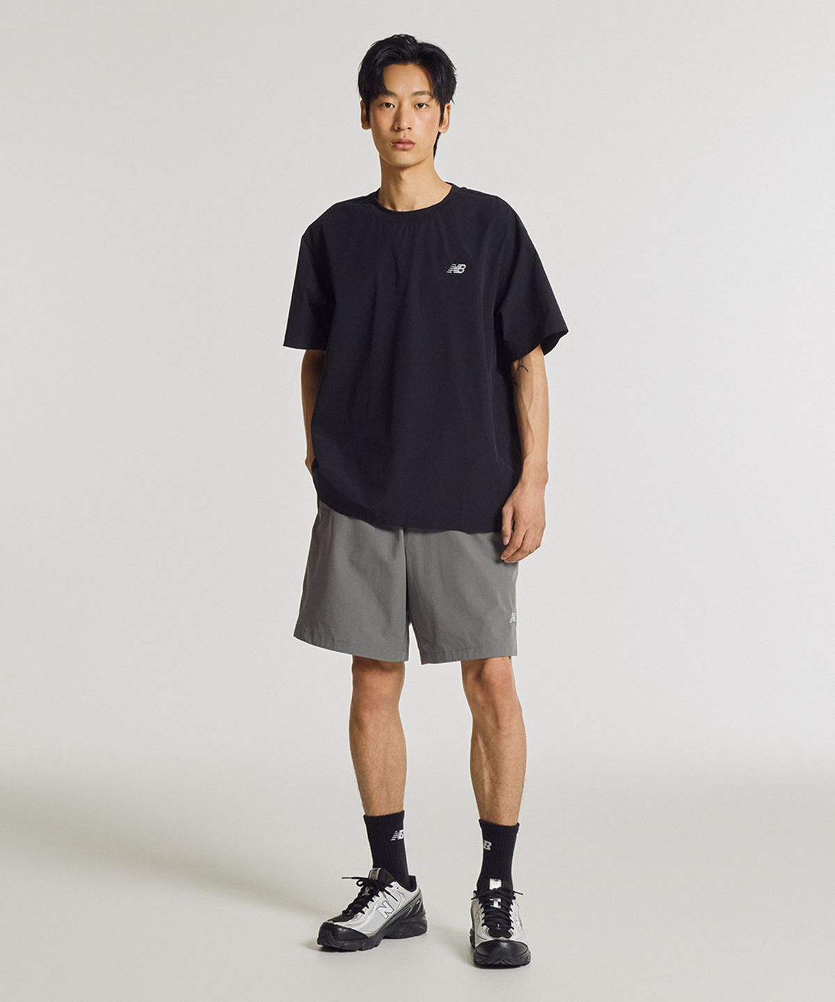 뉴발란스(NEW BALANCE) NBNEG31623 / UNI FROZEN ESSENTIAL 우븐 반팔티 (BLACK)