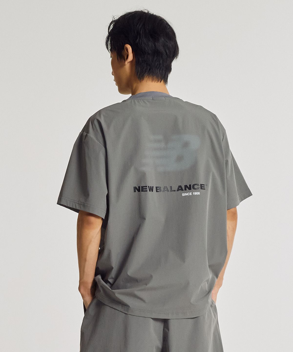 뉴발란스(NEW BALANCE) NBNEG31623 / UNI FROZEN ESSENTIAL 우븐 반팔티 (CHARCOAL)