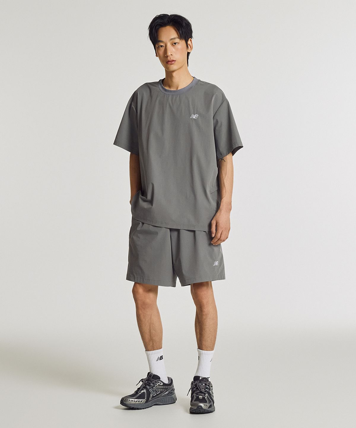 뉴발란스(NEW BALANCE) NBNEG31623 / UNI FROZEN ESSENTIAL 우븐 반팔티 (CHARCOAL)