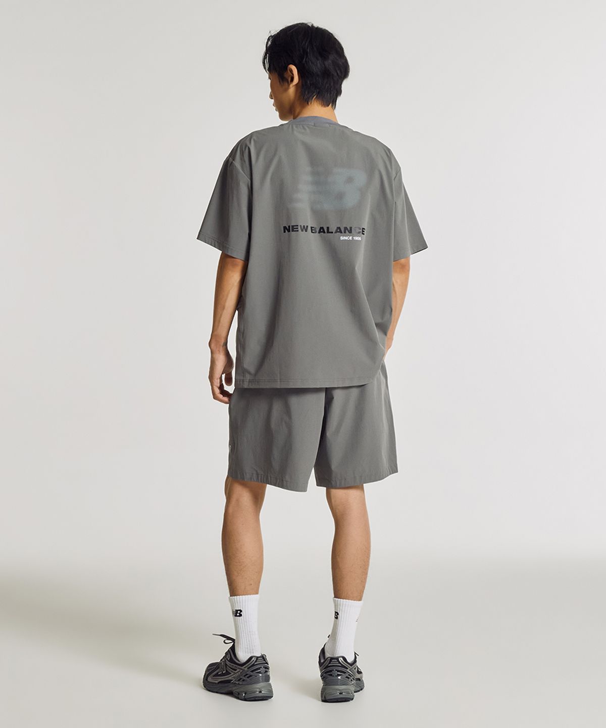 뉴발란스(NEW BALANCE) NBNEG31623 / UNI FROZEN ESSENTIAL 우븐 반팔티 (CHARCOAL)
