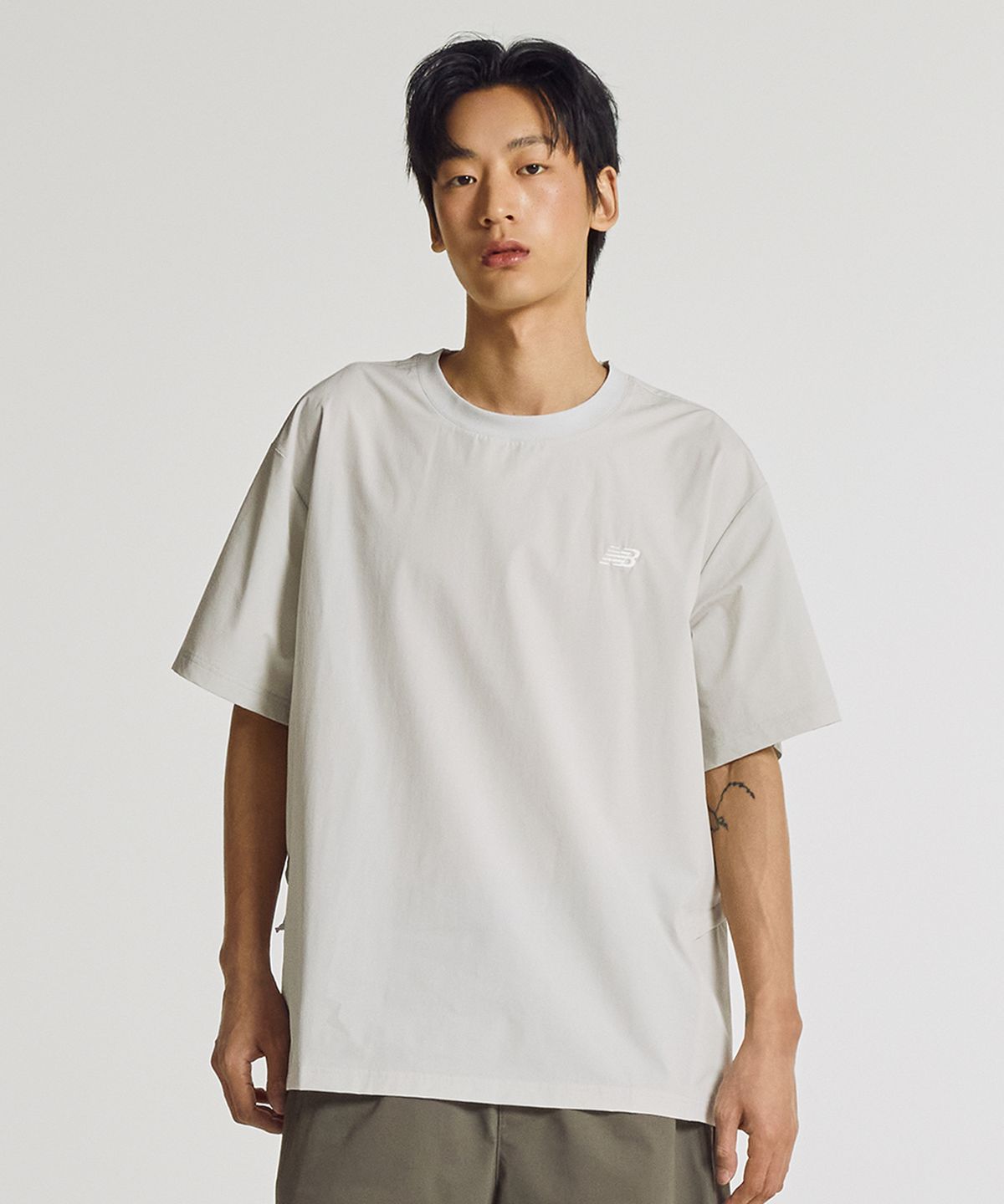 뉴발란스(NEW BALANCE) NBNEG31623 / UNI FROZEN ESSENTIAL 우븐 반팔티 (LIGTH GRAY)