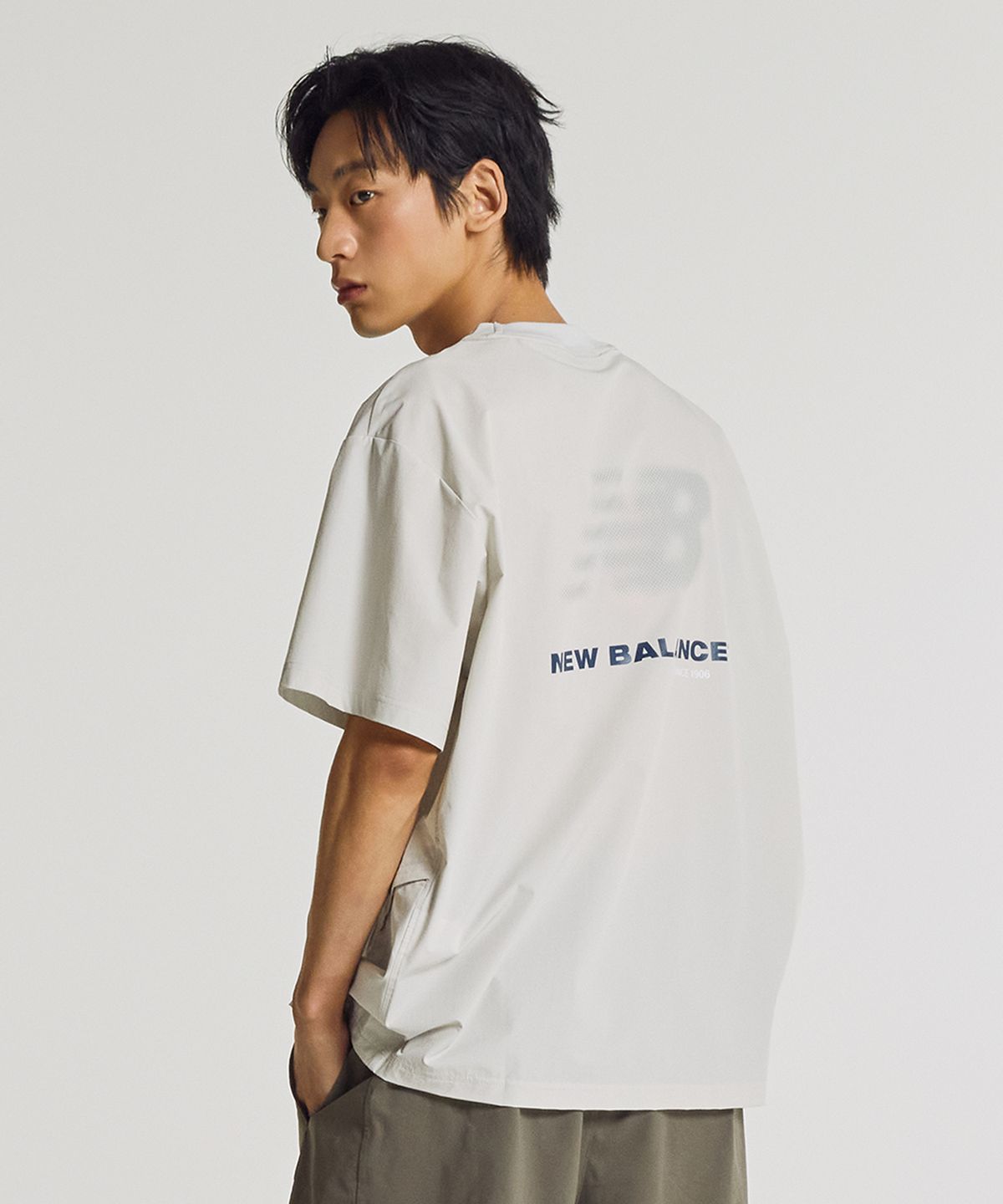 뉴발란스(NEW BALANCE) NBNEG31623 / UNI FROZEN ESSENTIAL 우븐 반팔티 (LIGTH GRAY)