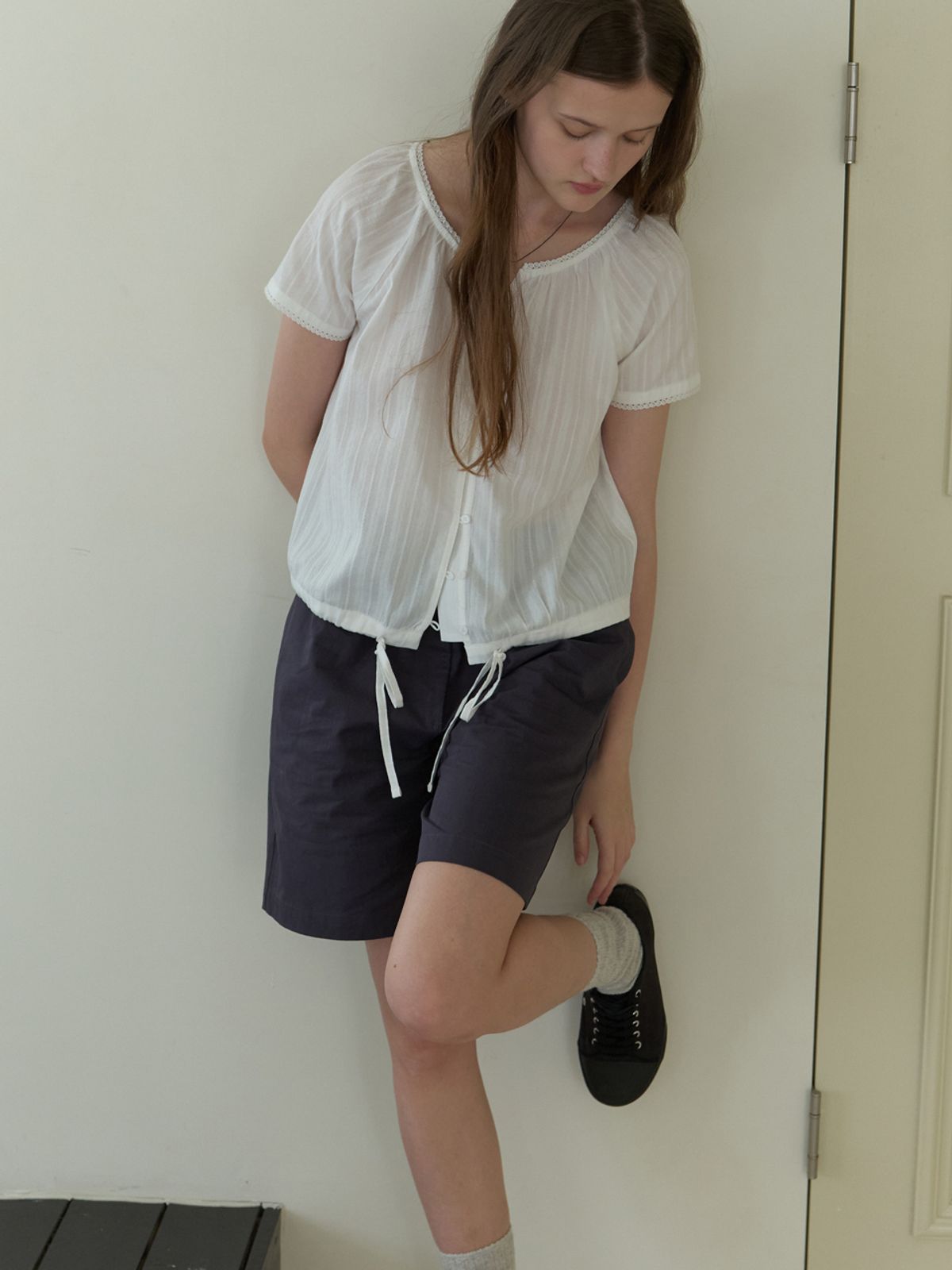 더미튼(THEMITTEN) Foliage half blouse (white)