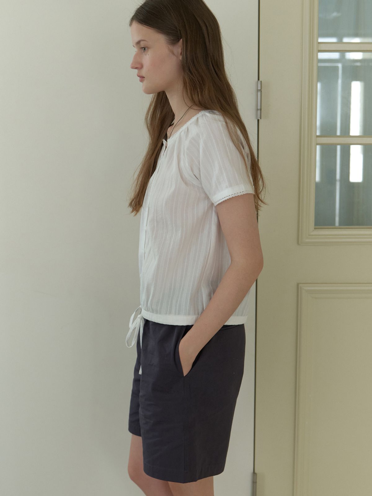 더미튼(THEMITTEN) Foliage half blouse (white)