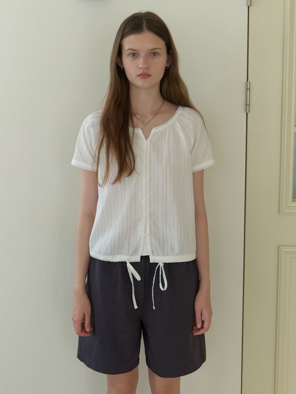 더미튼(THEMITTEN) Foliage half blouse (white)
