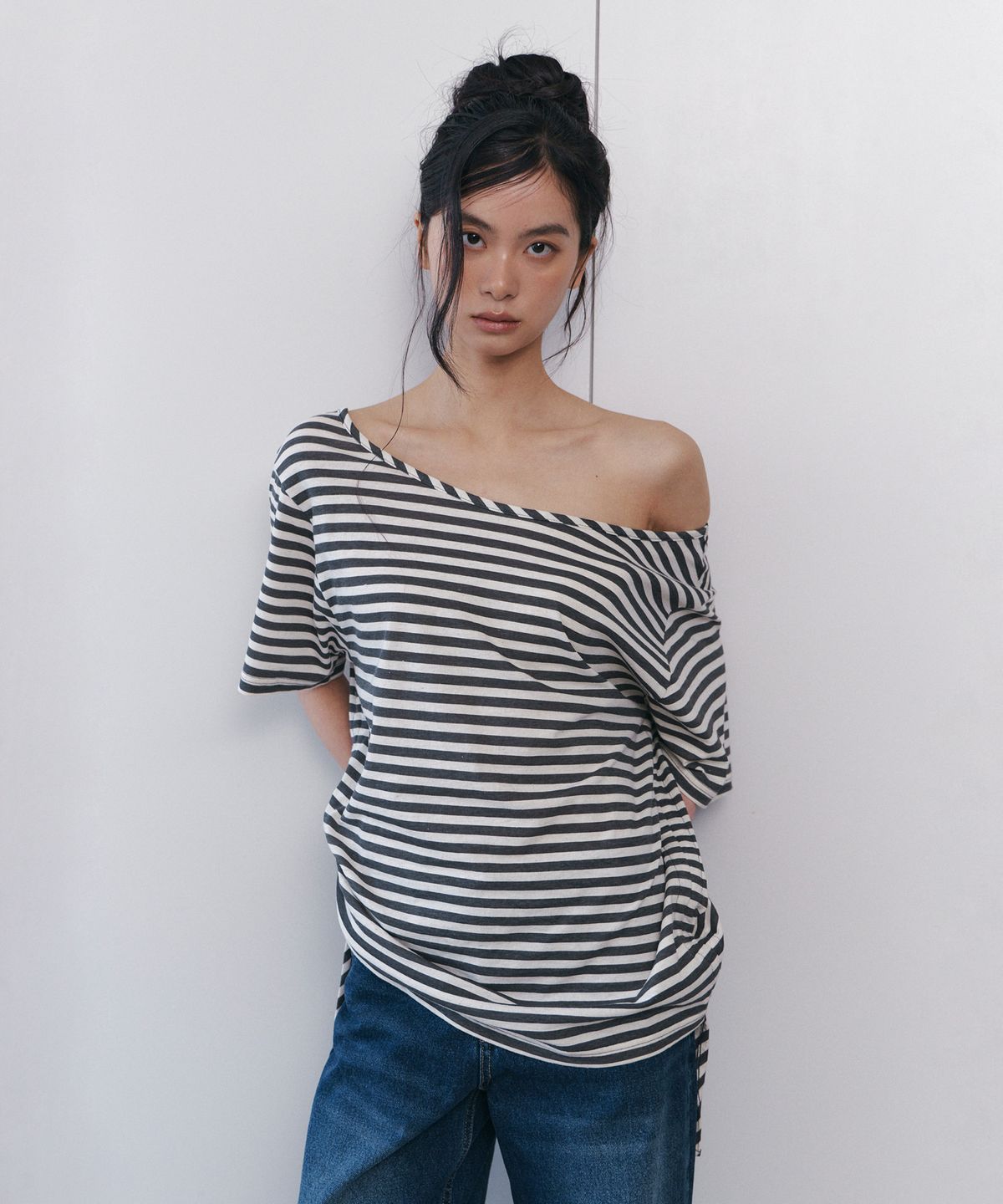 큐리티(CURETTY) C SIDE SHIRRING OFF-SHOULDER T-SHIRT_BLACK