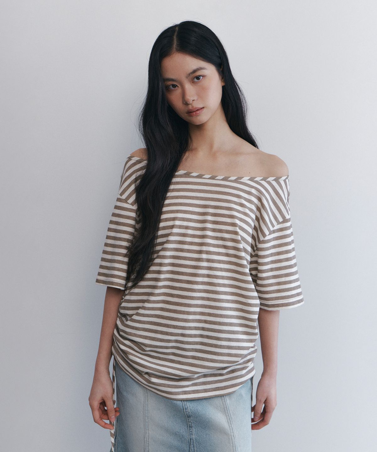 큐리티(CURETTY) C SIDE SHIRRING OFF-SHOULDER T-SHIRT_BEIGE
