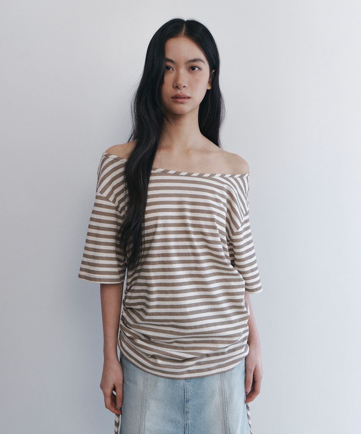 큐리티(CURETTY) C SIDE SHIRRING OFF-SHOULDER T-SHIRT_BEIGE