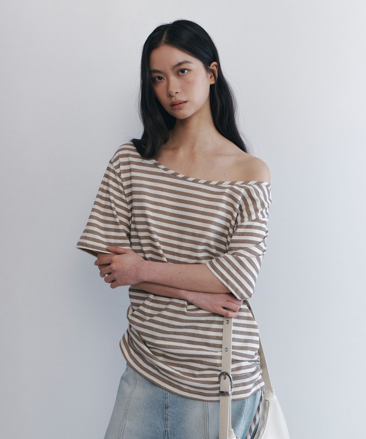 큐리티(CURETTY) C SIDE SHIRRING OFF-SHOULDER T-SHIRT_BEIGE