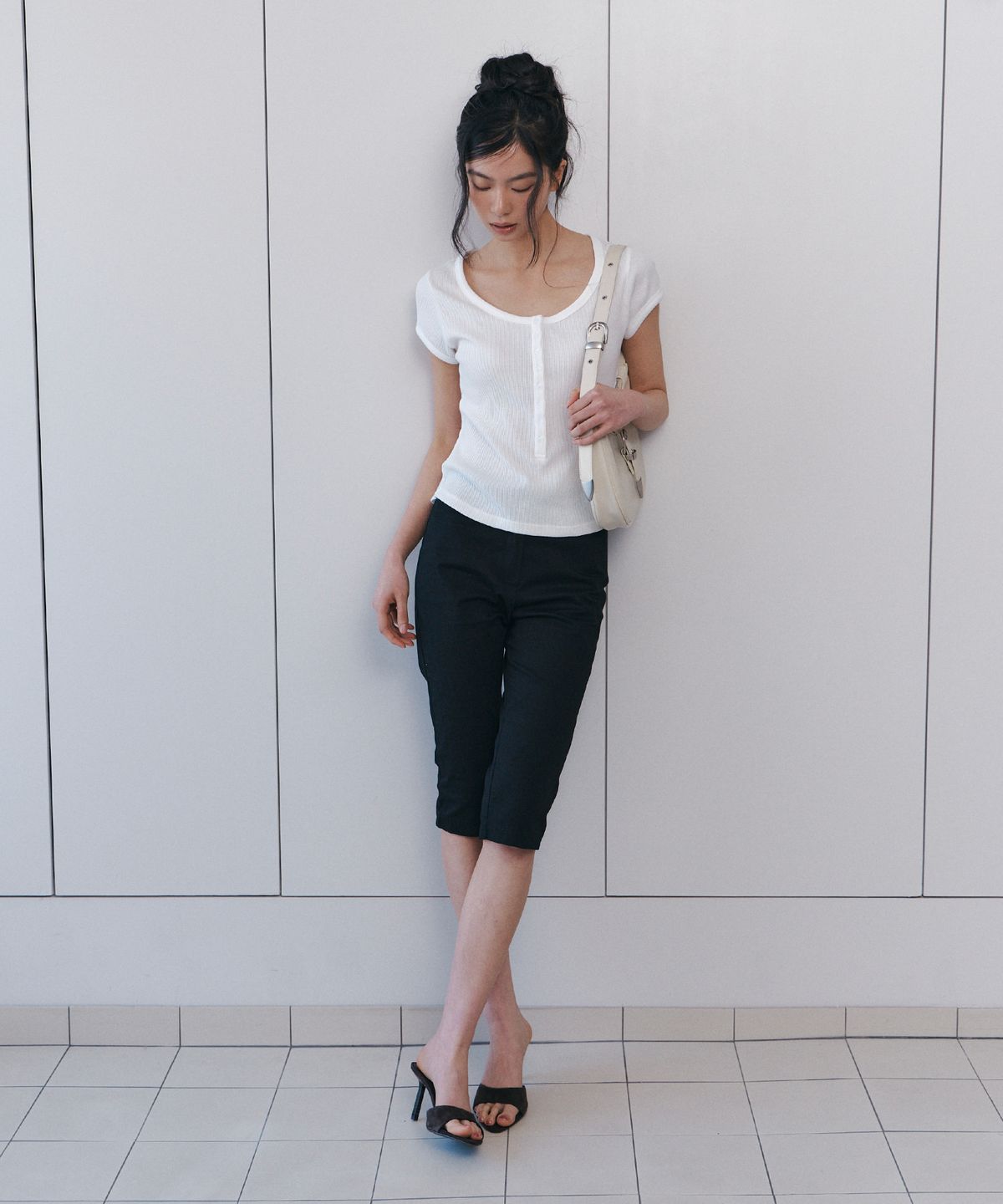 큐리티(CURETTY) C SCOOP NECK BUTTON FRONT T-SHIRT_WHITE