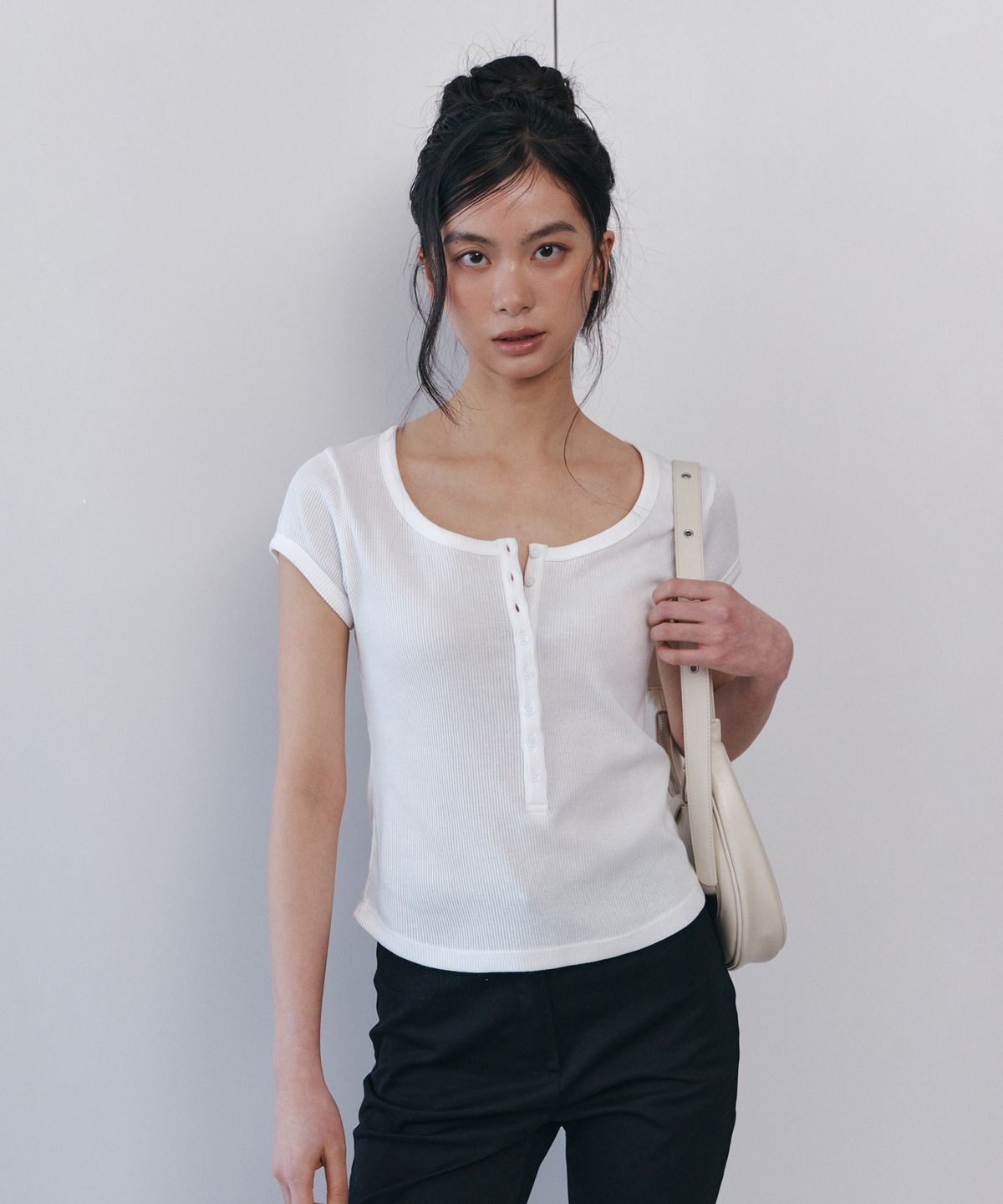 큐리티(CURETTY) C SCOOP NECK BUTTON FRONT T-SHIRT_WHITE