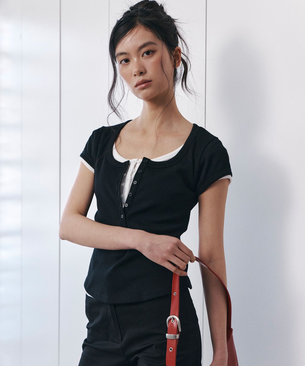 큐리티(CURETTY) C SCOOP NECK BUTTON FRONT T-SHIRT_BLACK