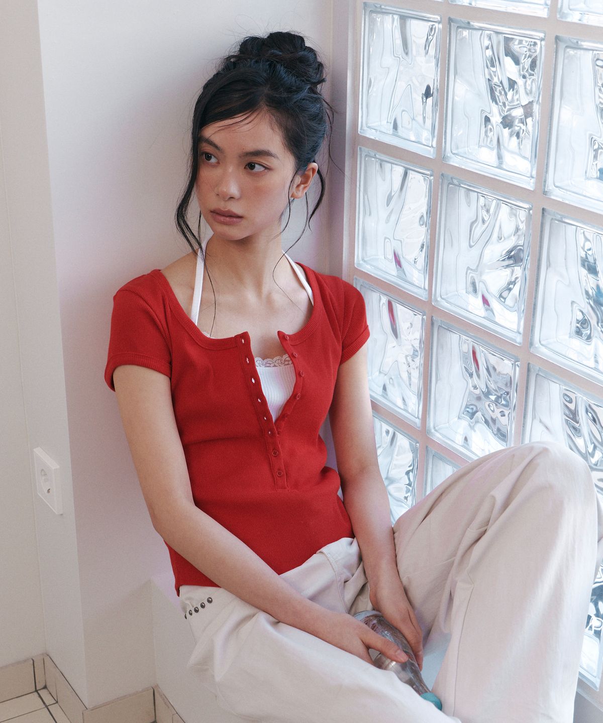 큐리티(CURETTY) C SCOOP NECK BUTTON FRONT T-SHIRT_RED