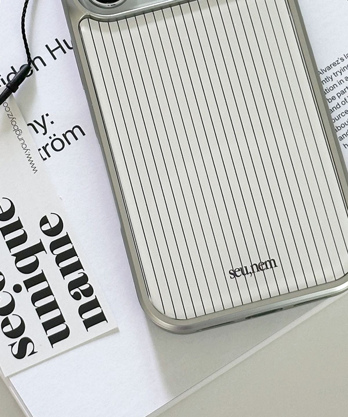 세컨드유니크네임(SECOND UNIQUE NAME) SUN CASE GRAPHIC STRIPE WHITE