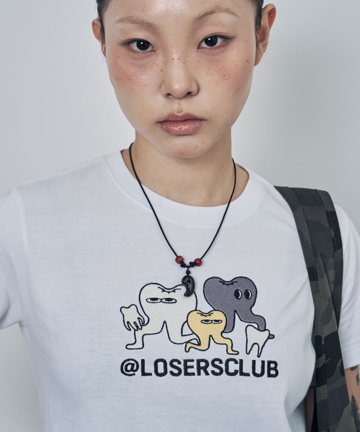 루저스클럽(LOSERS CLUB) TOOTH 캐릭터 반팔티셔츠  화이트