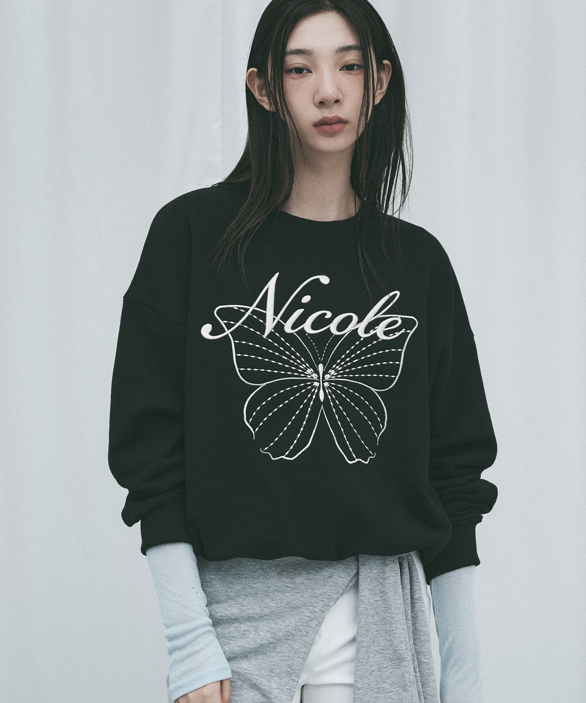 닉앤니콜(NICK&NICOLE) NICOLE BUTTERFLY SWEATSHIRT_BLACK CREAM