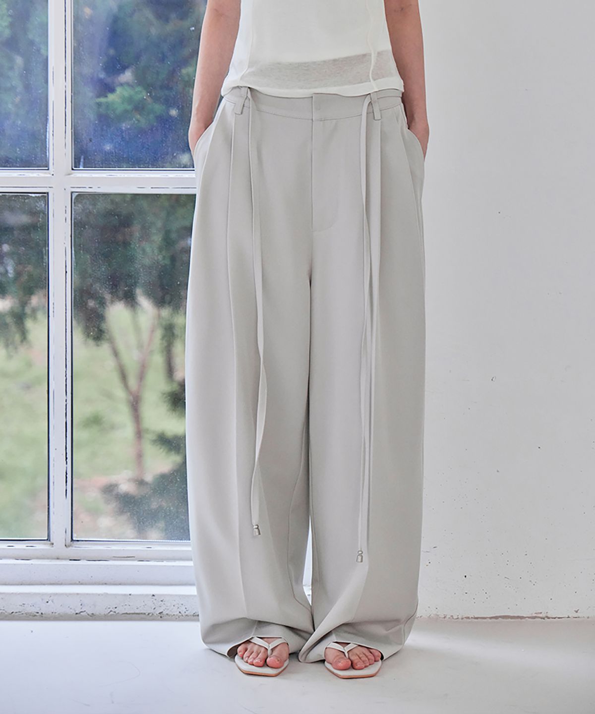 런던다다(LONDONDADA) Curved Over Pintuck Slacks, TAUPE