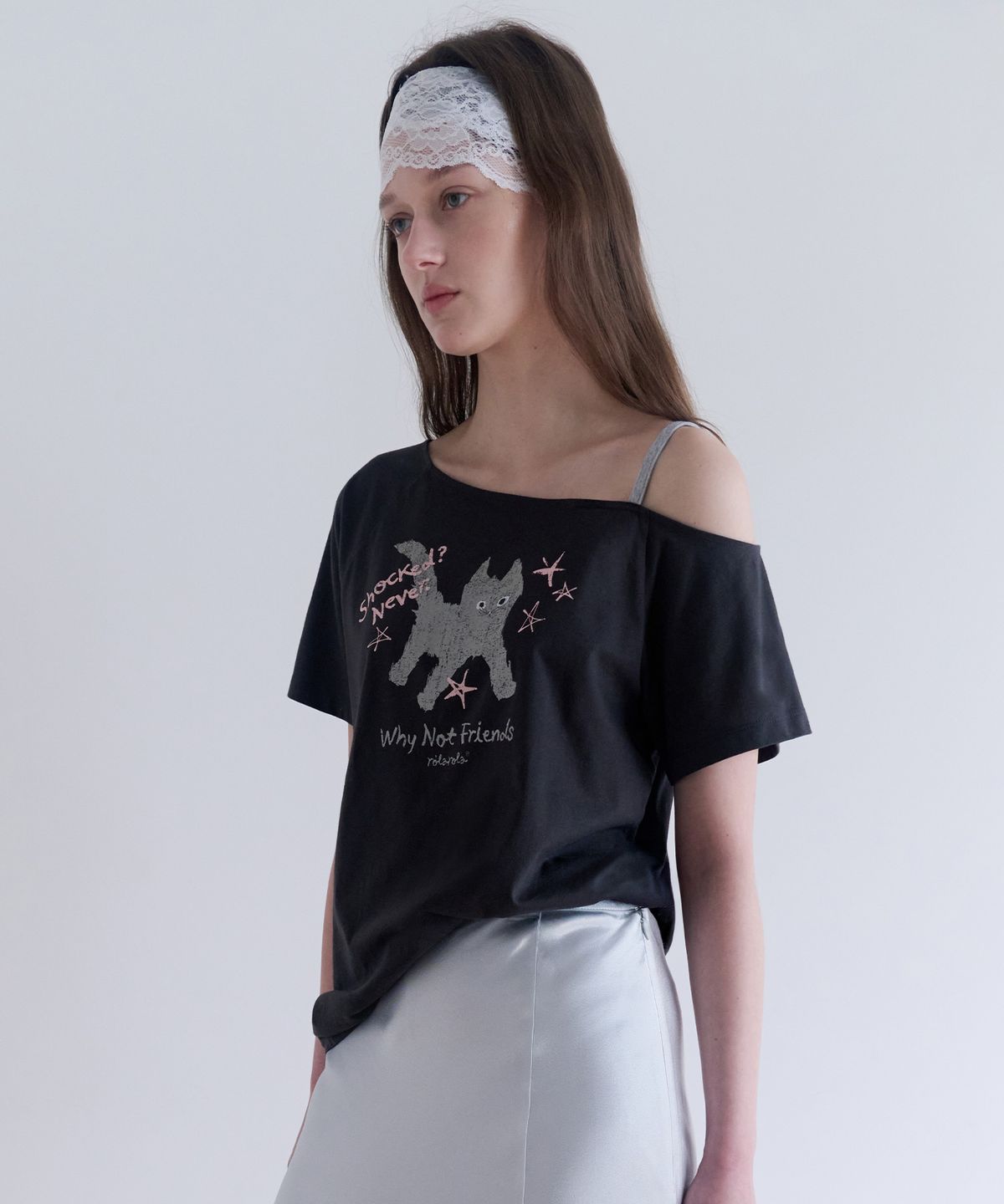 로라로라(ROLAROLA) ROLA CAT FRIENDS OFF SHOULDER T-SHIRT CHARCOAL