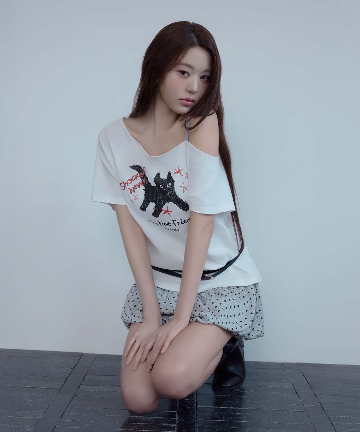 로라로라(ROLAROLA) ROLA CAT FRIENDS OFF SHOULDER T-SHIRT WHITE