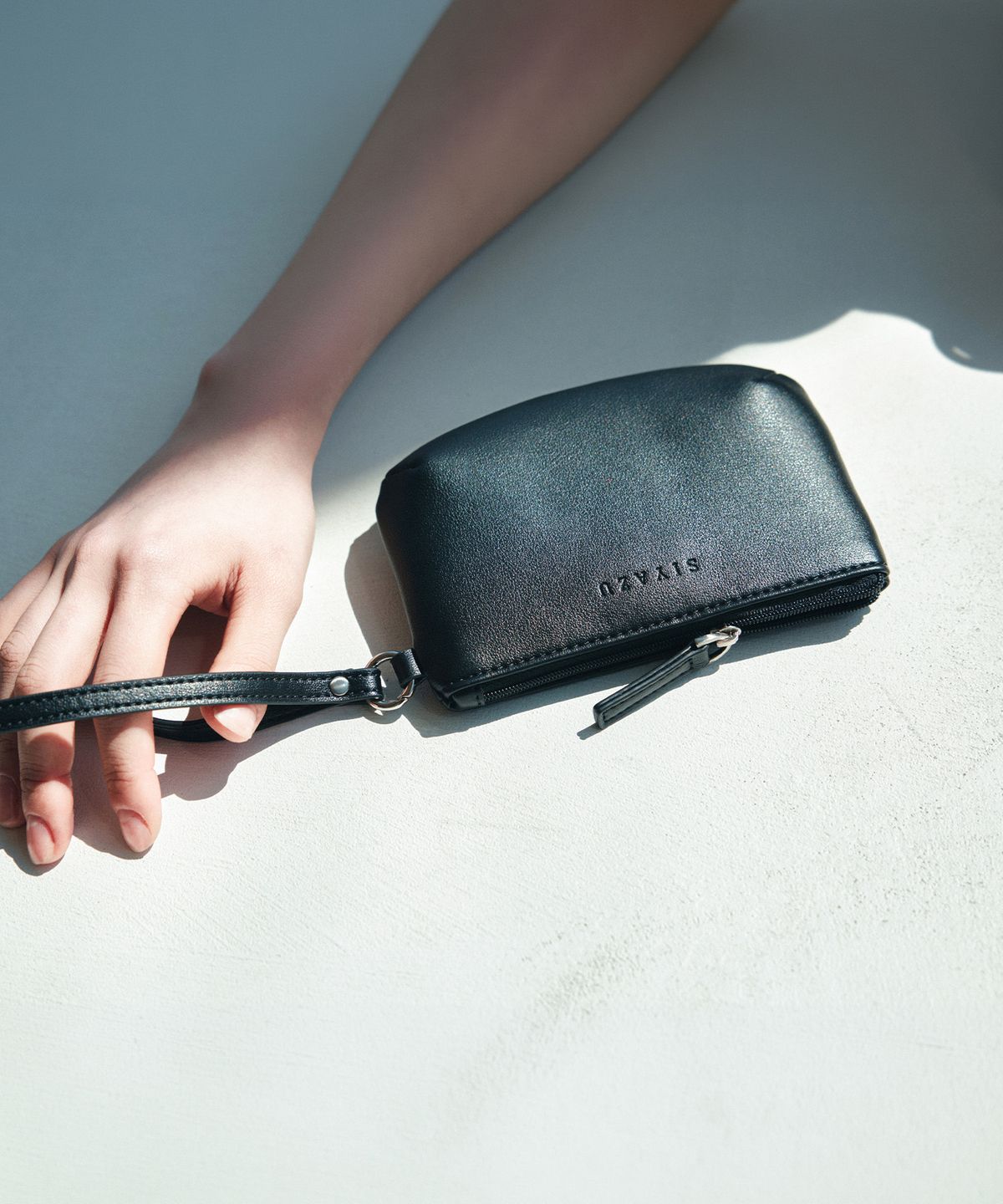 시야쥬(SIYAZU) SIAC3124 Loop Leather Mini Pouch_Black