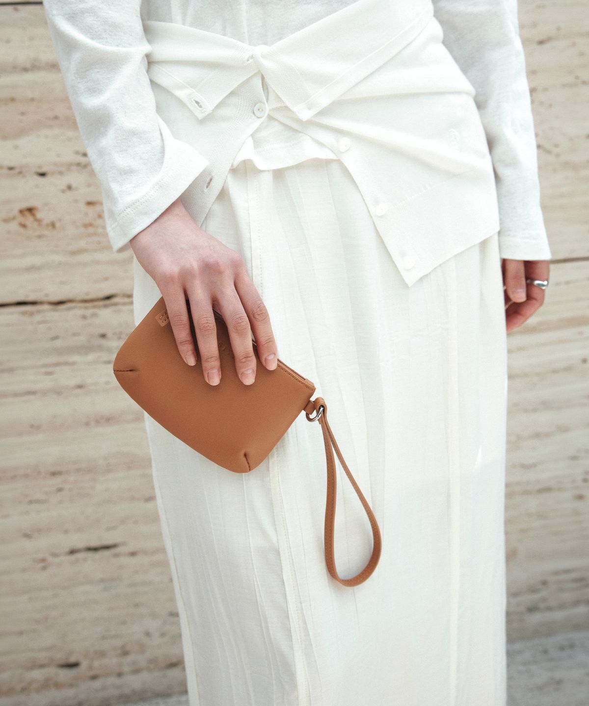 시야쥬(SIYAZU) SIAC3124 Loop Leather Mini Pouch_Camel
