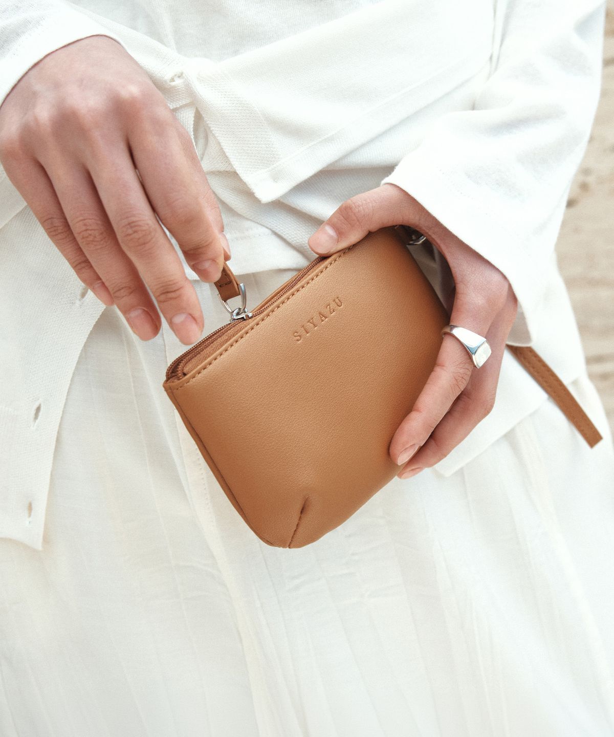 시야쥬(SIYAZU) SIAC3124 Loop Leather Mini Pouch_Camel