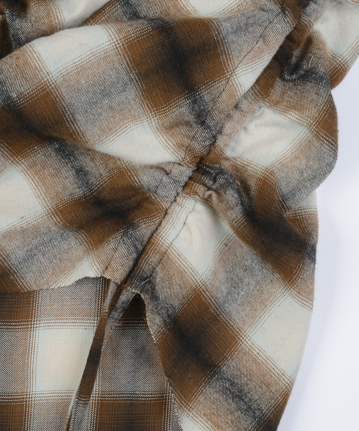 카치스(COTCHS) OMBRE SHIRRING SHIRTS-BROWN