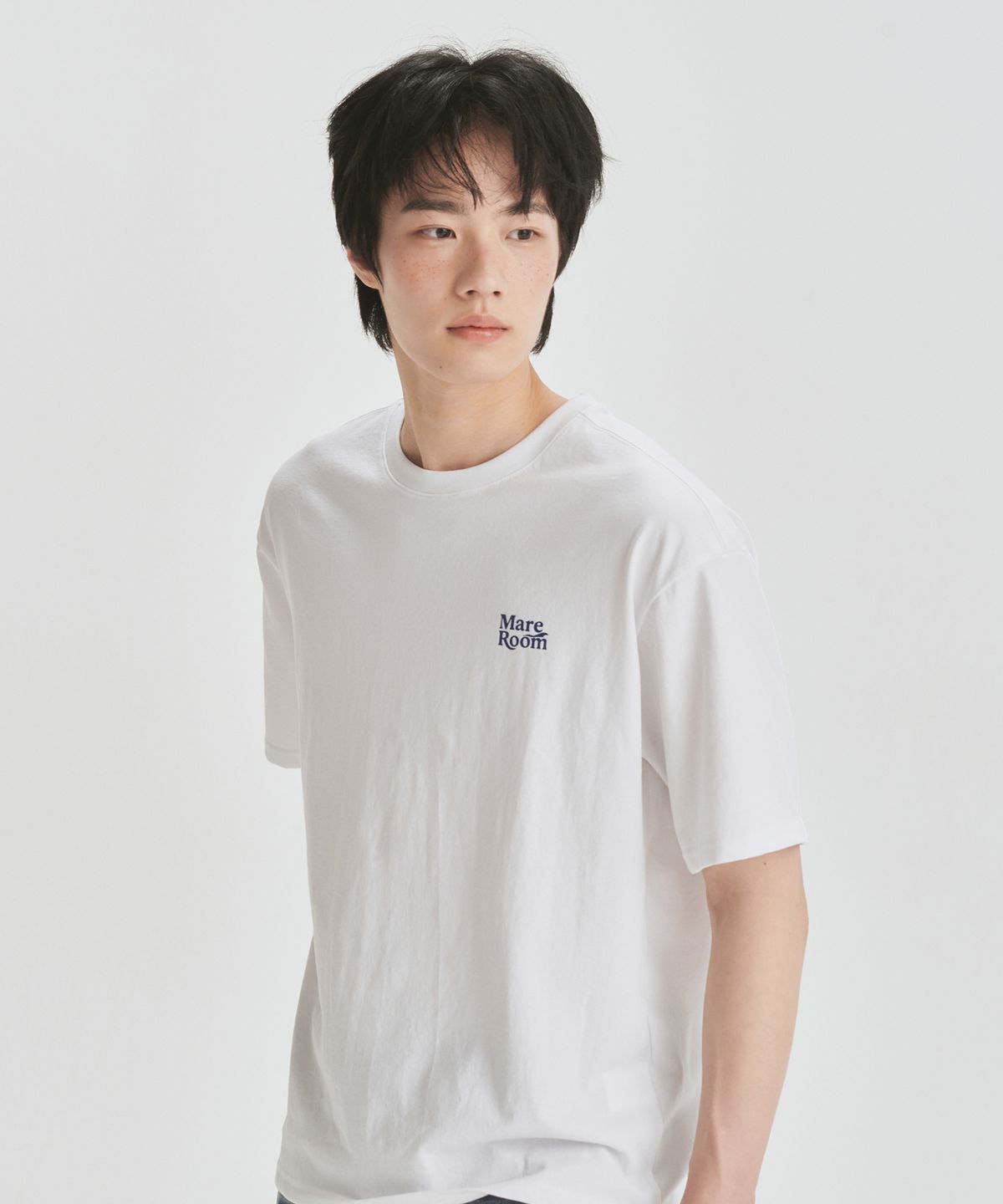 마레룸(MAREROOM) 스몰 로고 티셔츠 화이트