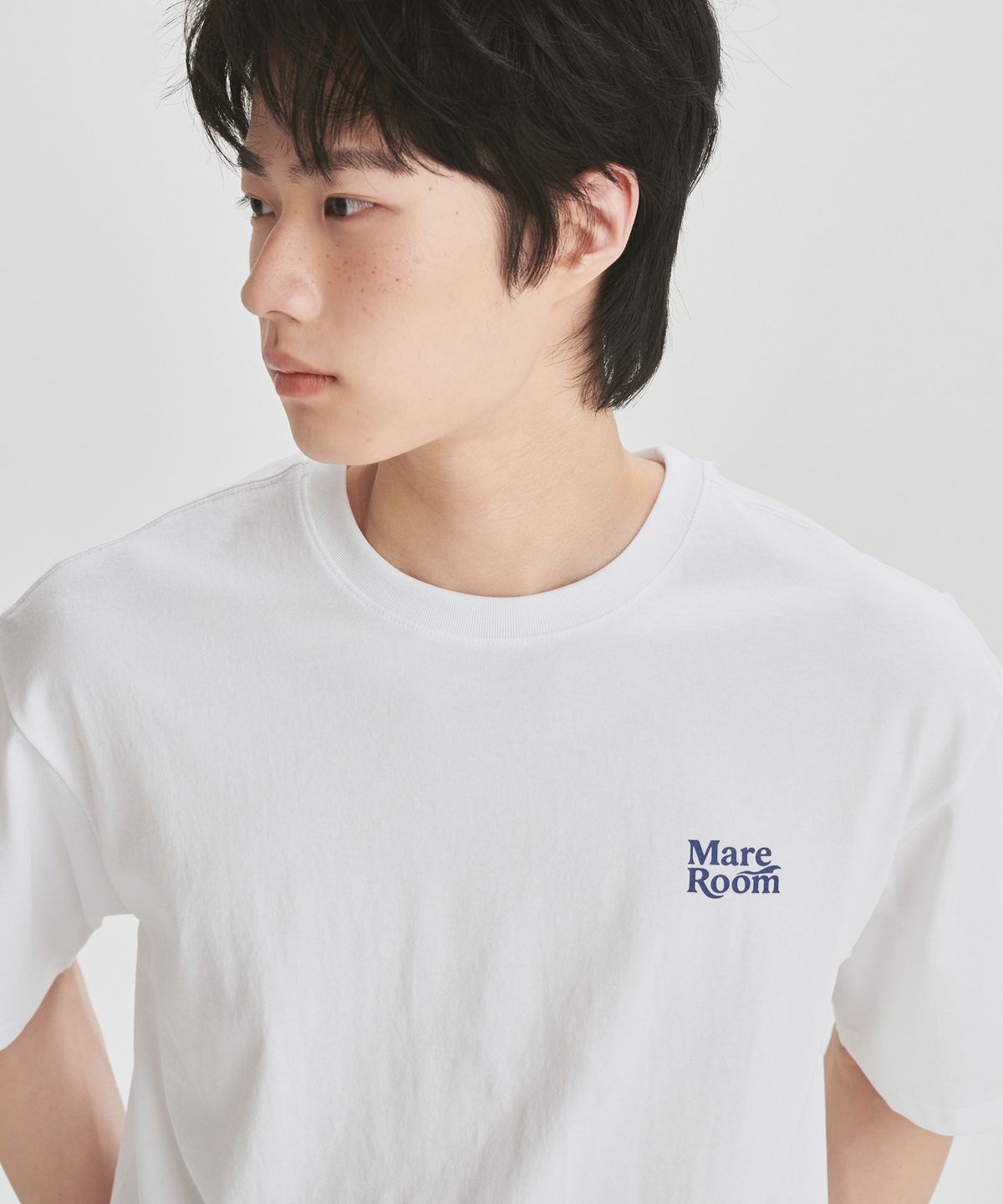 마레룸(MAREROOM) 스몰 로고 티셔츠 화이트