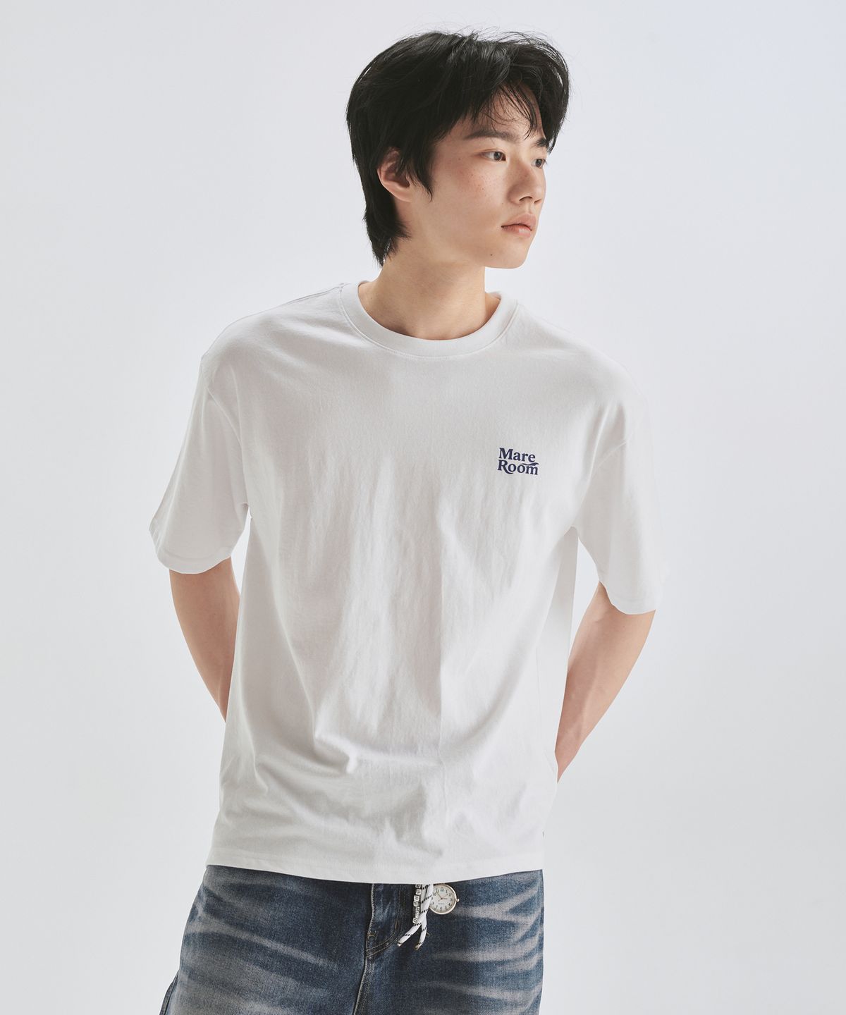 마레룸(MAREROOM) 스몰 로고 티셔츠 화이트