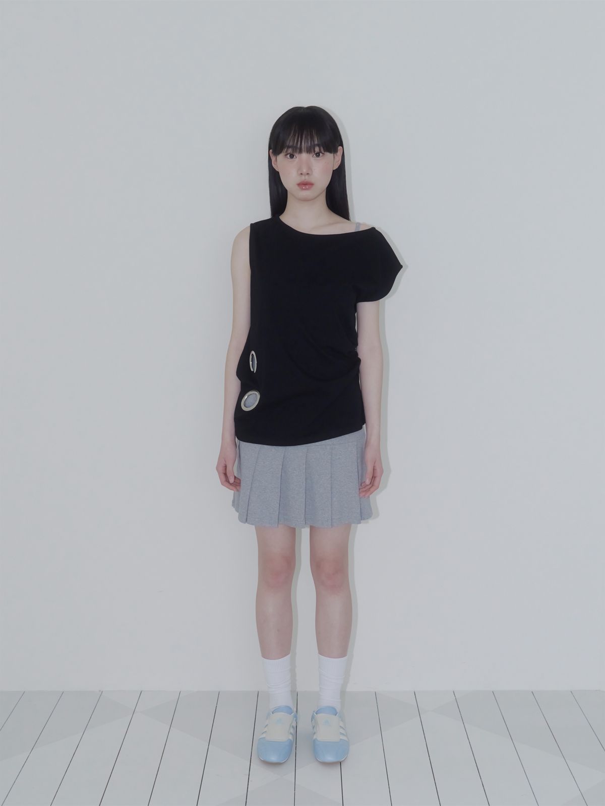 온스카(ONSKA) EYELET LOOSE SLEEVELESS (BLACK)