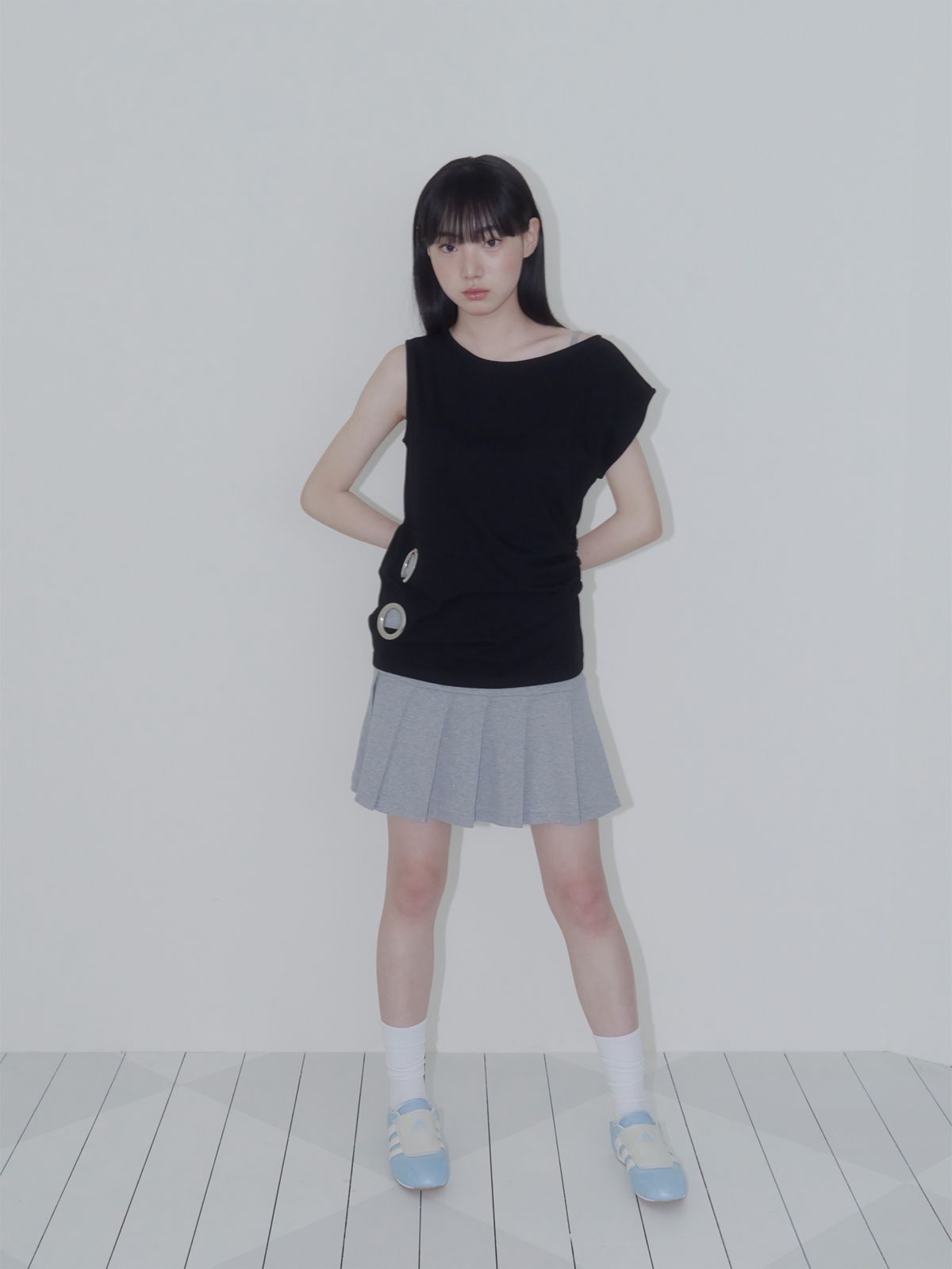 온스카(ONSKA) EYELET LOOSE SLEEVELESS (BLACK)