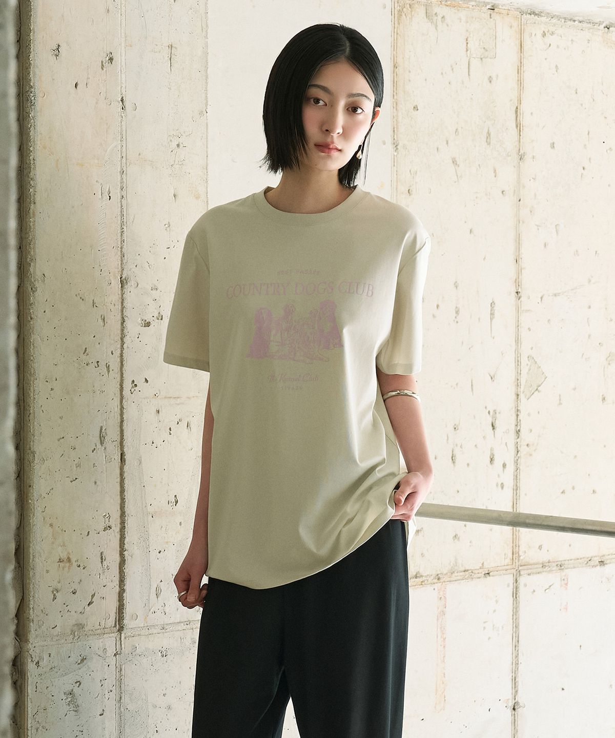 시야쥬(SIYAZU) SITP5296 COUNTRY DOGS CLUB 반팔 티셔츠_Khaki beige