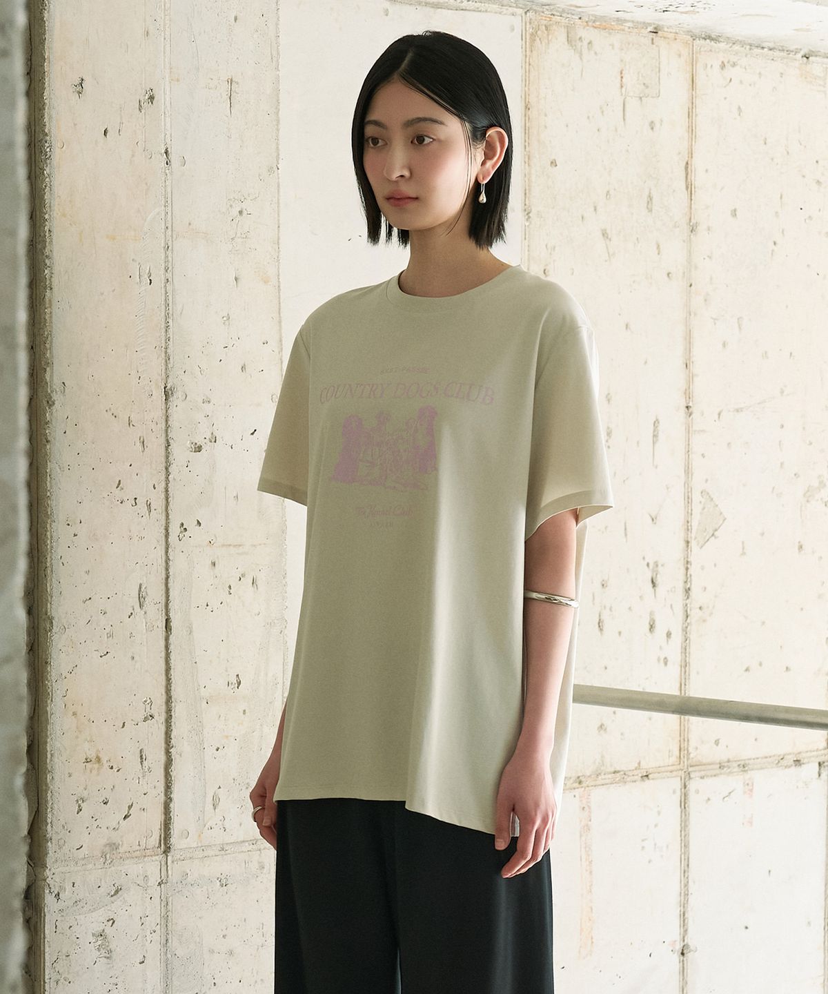시야쥬(SIYAZU) SITP5296 COUNTRY DOGS CLUB 반팔 티셔츠_Khaki beige