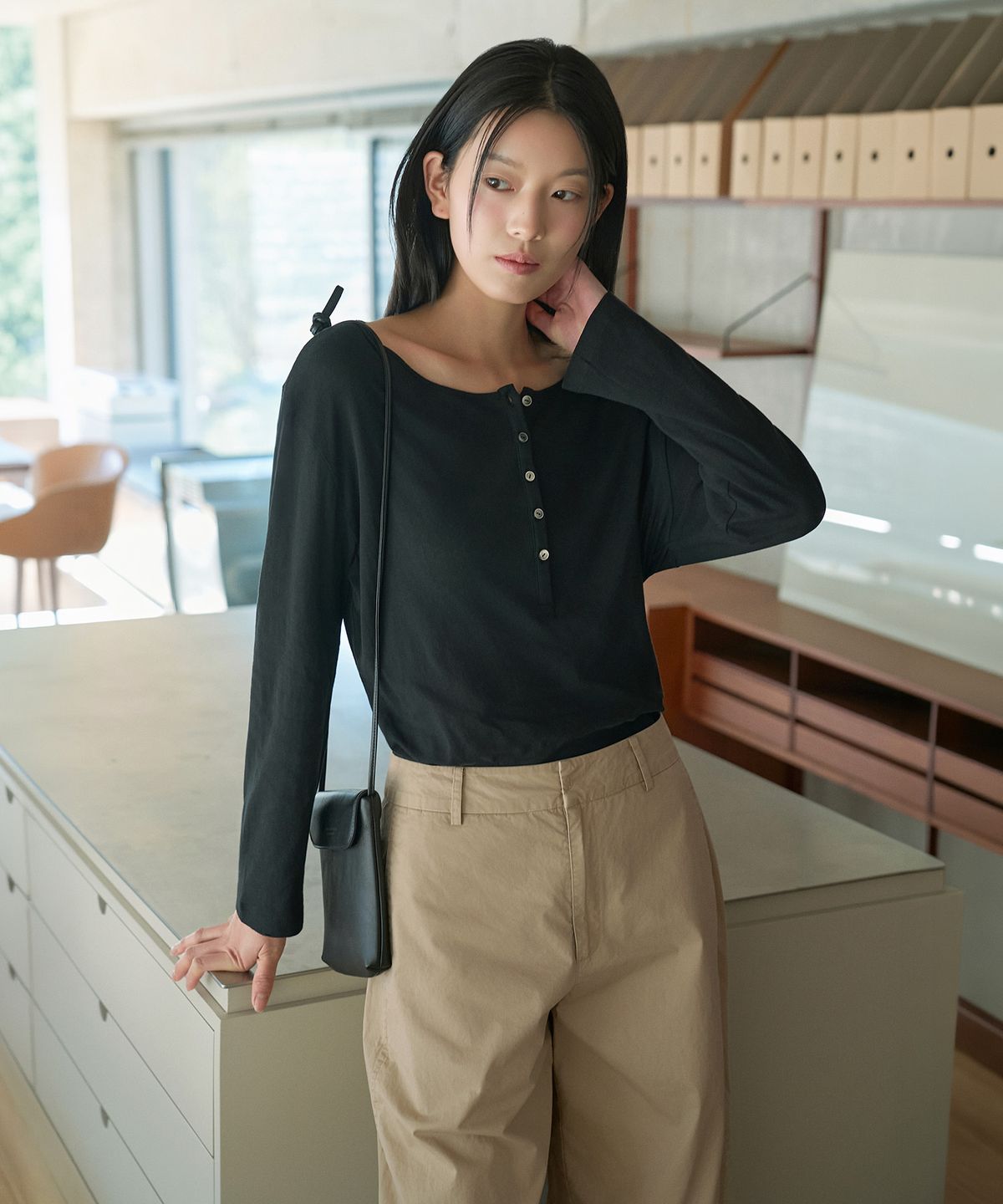 시야쥬(SIYAZU) SITP5283 시스루 헨리넥 티셔츠_Black