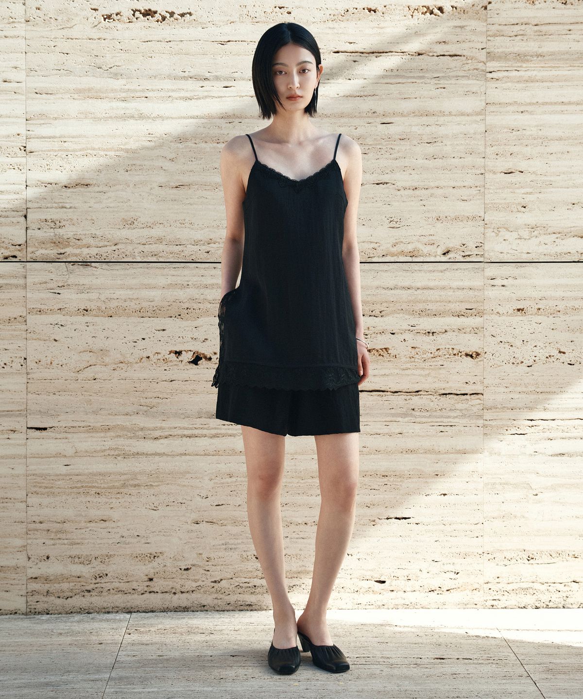 시야쥬(SIYAZU) SITP5282 레이스 실키 슬립 탑_Black