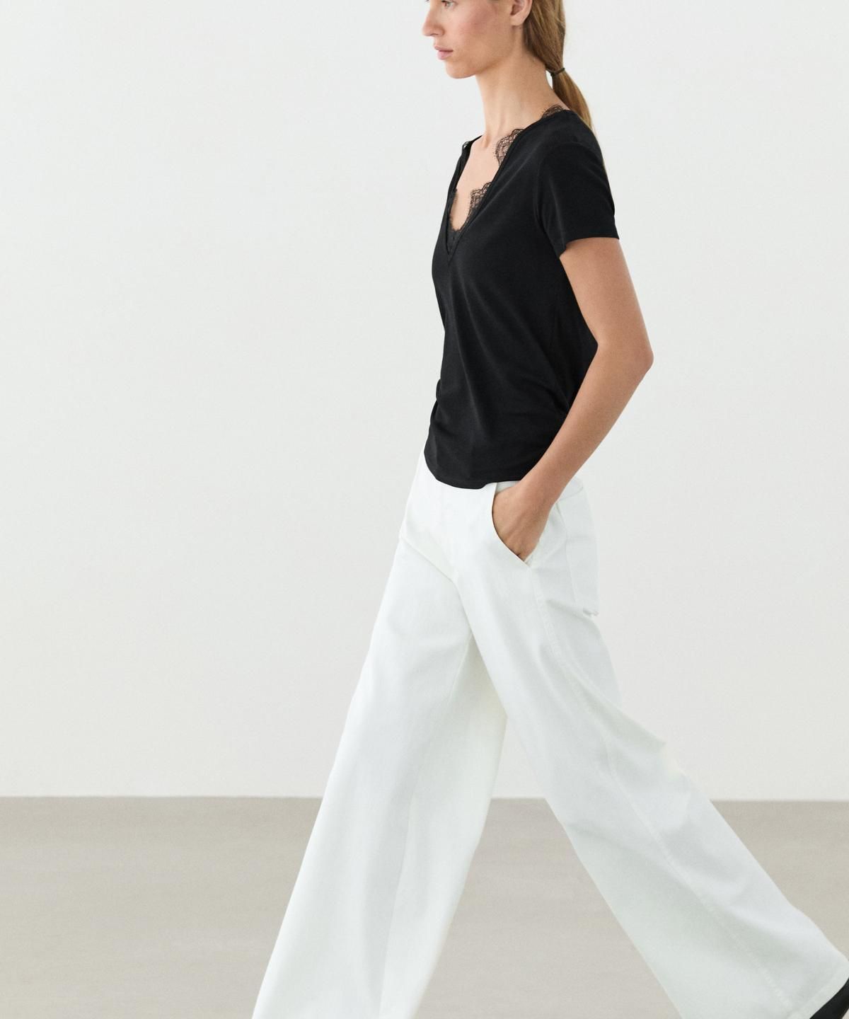 마시모두띠(MASSIMO DUTTI) 레이스 디테일 브이넥 티셔츠