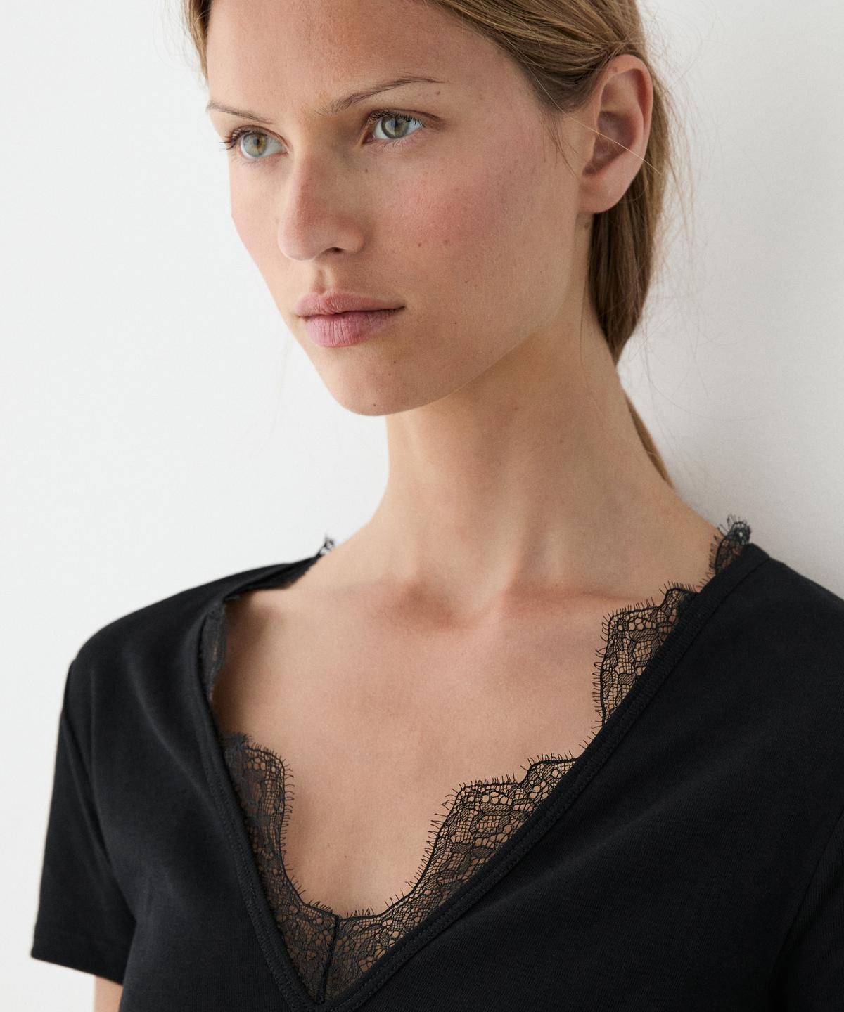 마시모두띠(MASSIMO DUTTI) 레이스 디테일 브이넥 티셔츠