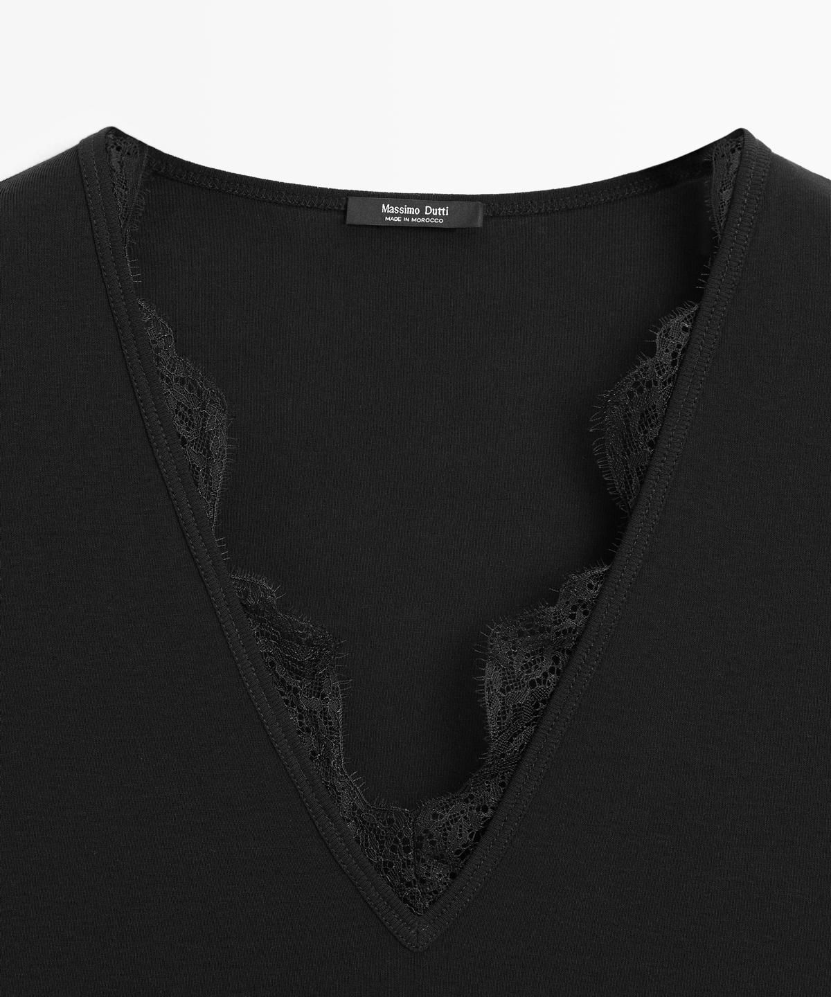 마시모두띠(MASSIMO DUTTI) 레이스 디테일 브이넥 티셔츠