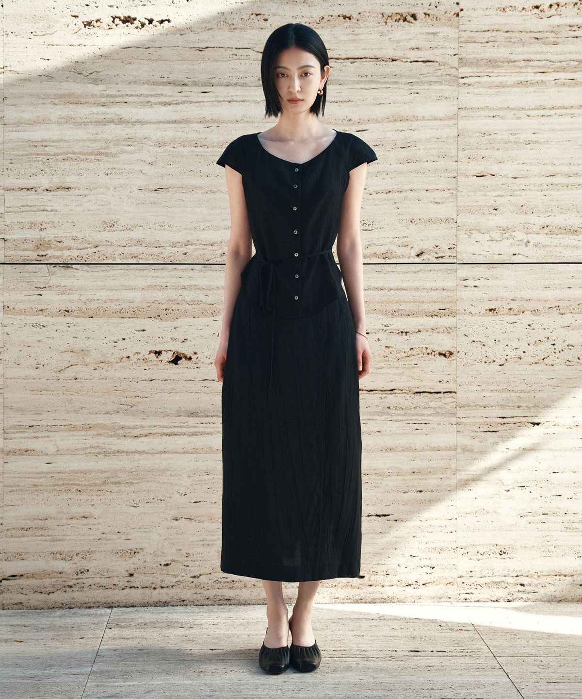 시야쥬(SIYAZU) SITP5281 캡소매 링클 블라우스_Black