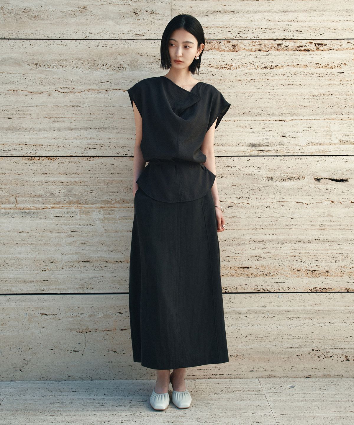 시야쥬(SIYAZU) SITP5280 플루이드 카울 블라우스_Black