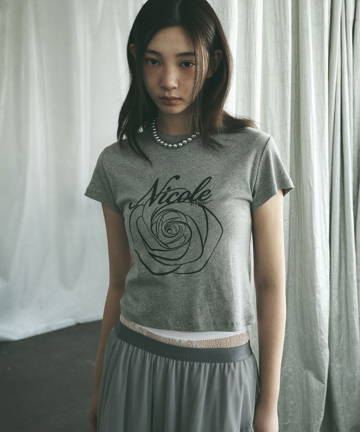 닉앤니콜(NICK&NICOLE) ROSE LETTERING CROPPED TOP_GRAY