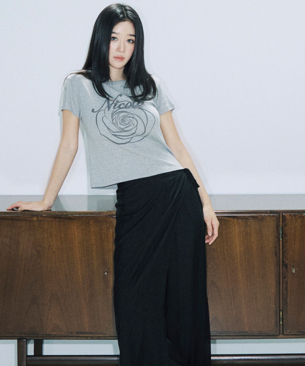 닉앤니콜(NICK&NICOLE) ROSE LETTERING CROPPED TOP_GRAY