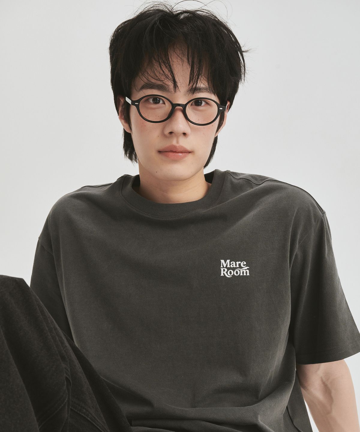 마레룸(MAREROOM) 스몰 로고 티셔츠 다크 그레이