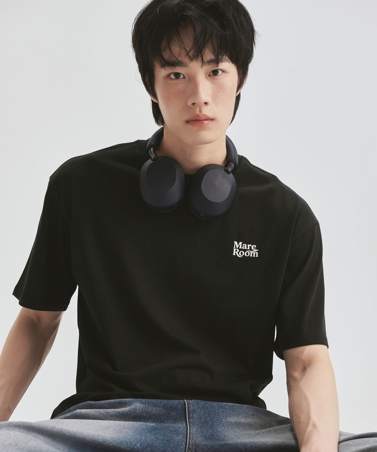 마레룸(MAREROOM) 스몰 로고 티셔츠 블랙