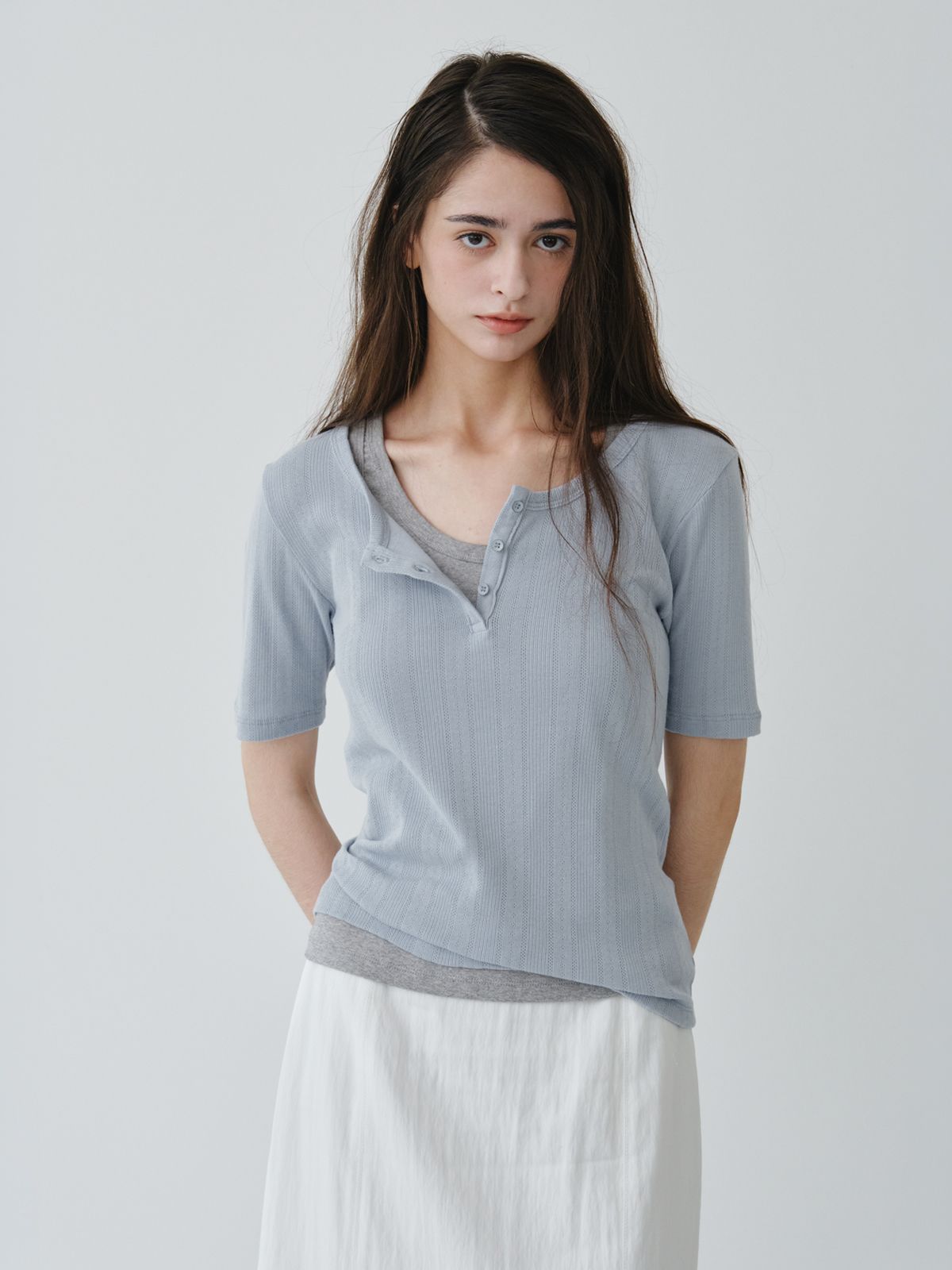 리플레인(REPLAIN) POINTELLE HENLEY NECK TOP_LIGHT BLUE