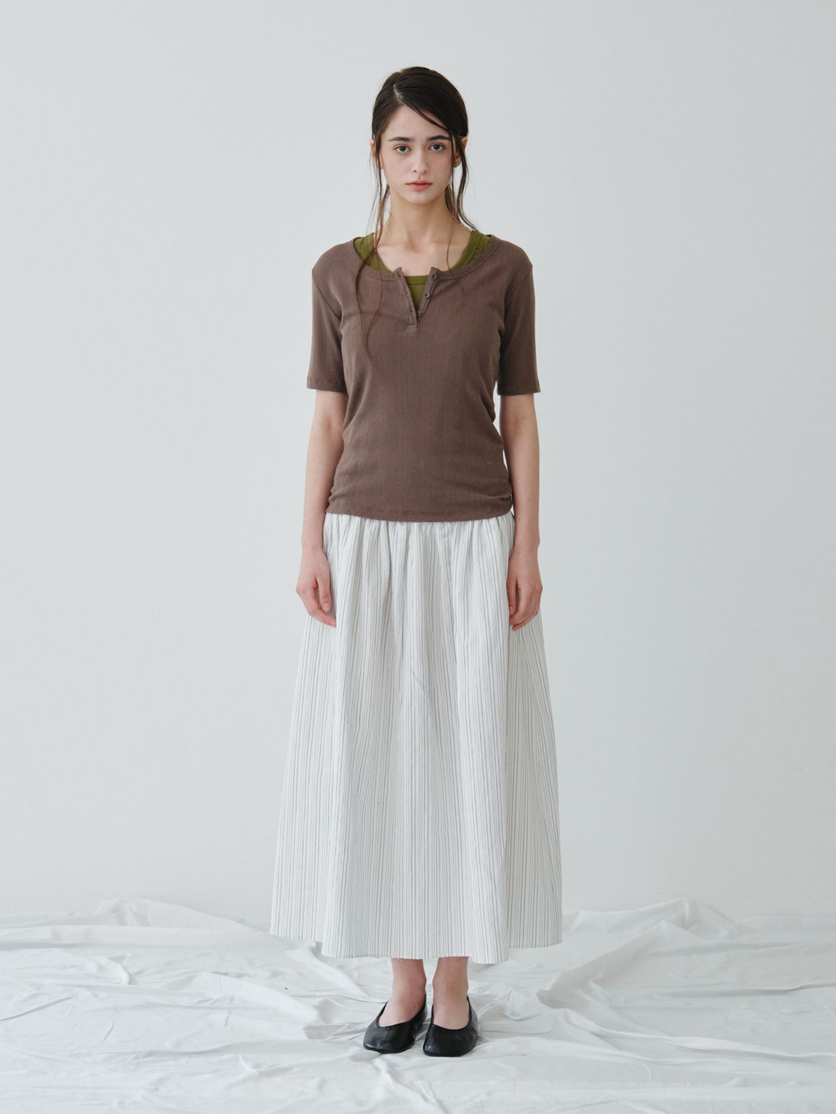 리플레인(REPLAIN) POINTELLE HENLEY NECK TOP_DARK BROWN