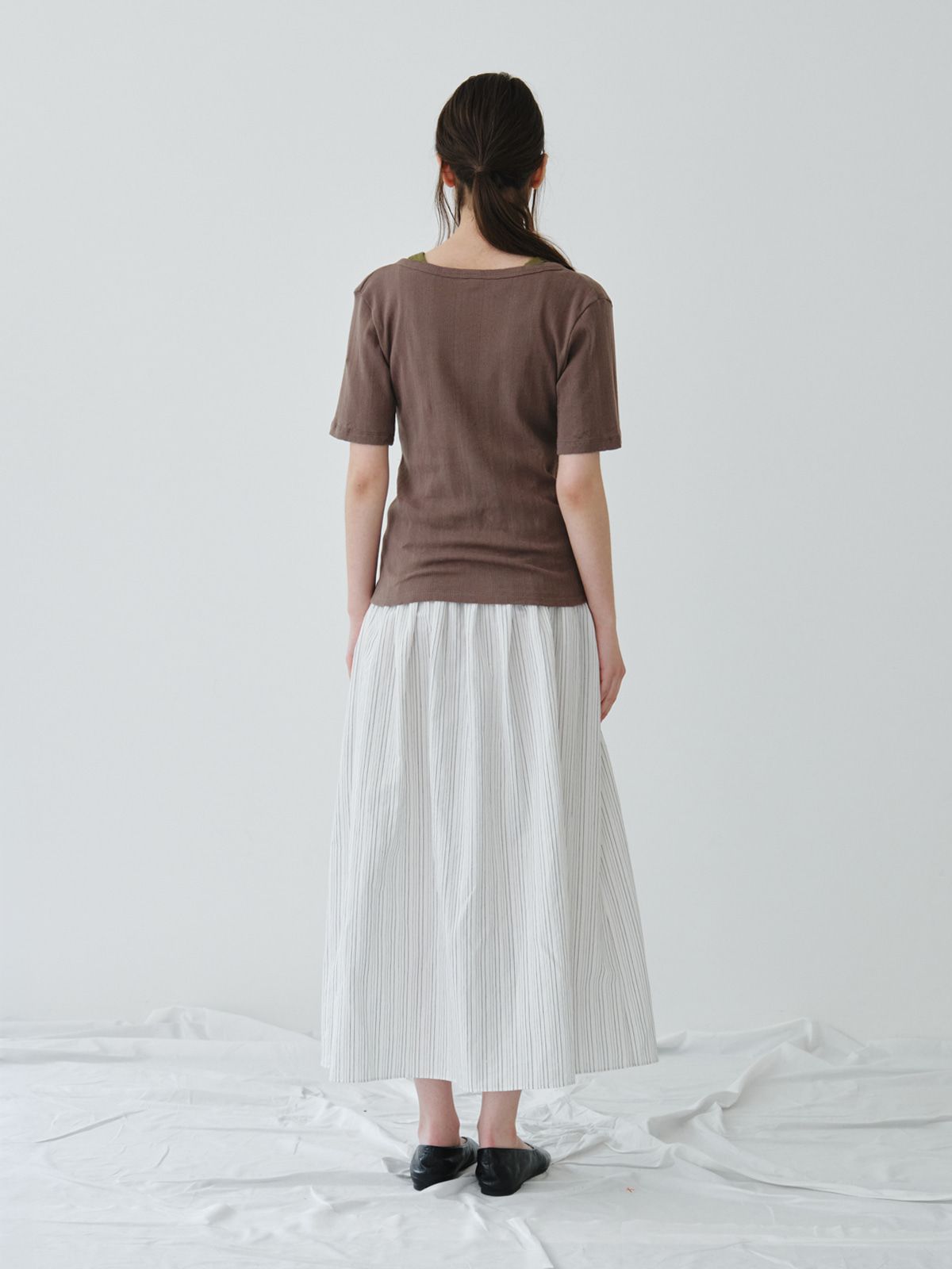 리플레인(REPLAIN) POINTELLE HENLEY NECK TOP_DARK BROWN